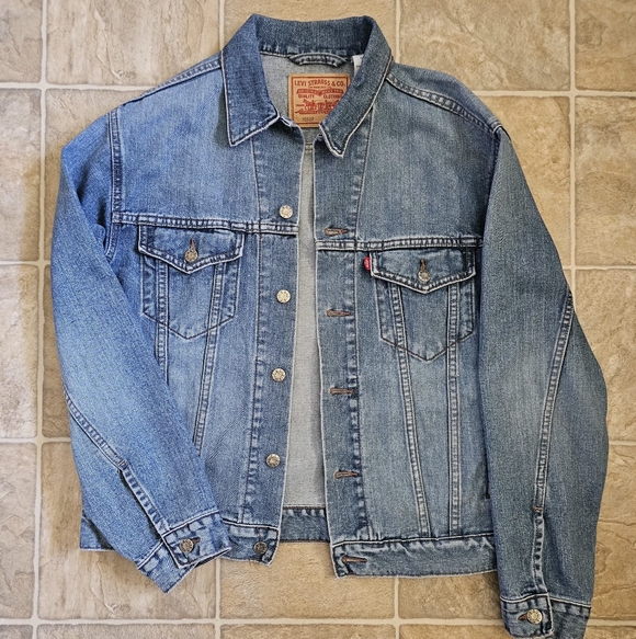 Levi's Light Blue Vintage-Style Denim Jacket - Picture 7 of 10